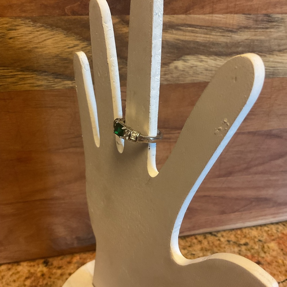 Emerald ring beautiful accent stones all securely set no missing gems size 7 - Picture 3 of 6